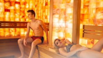 Ein Mann und eine Frau in Schwimmbadkleidung genießen die Sauna